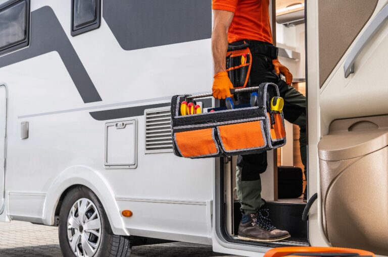„Wohnmobiltechniker betritt mit Werkzeugkoffer ein Wohnmobil.