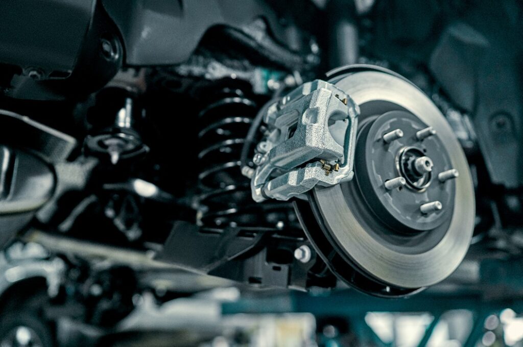 Scheibenbremse des Fahrzeugs zu reparieren, in Prozess der neuen Reifen rep