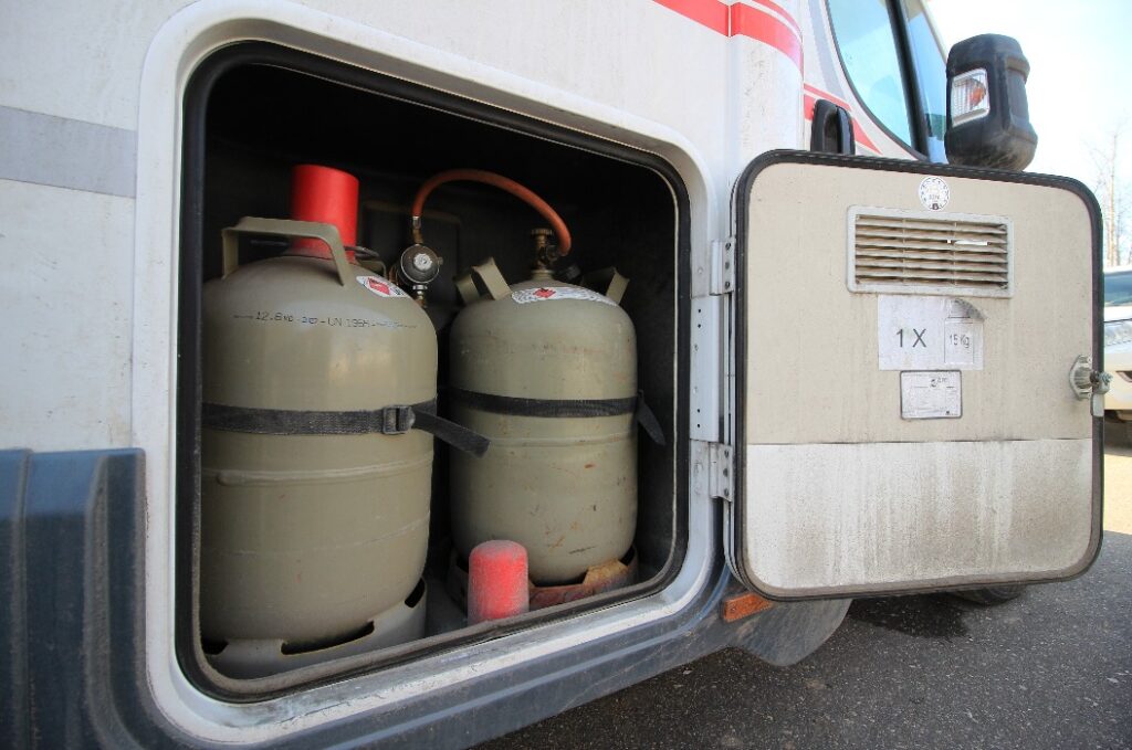 Gasflaschen in einem Wohnmobil. rv.