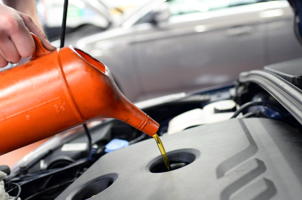 Motorölwechsel in der Autowerkstatt beim PKW