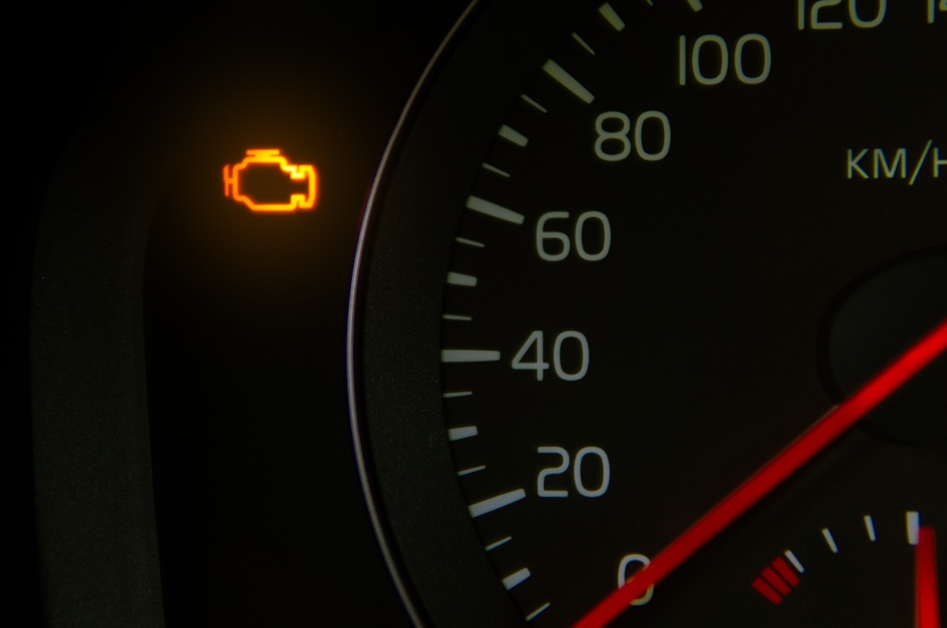 Die orangefarbene „Check Engine“-Kontrollleuchte auf dem Armaturenbrett leuchtet